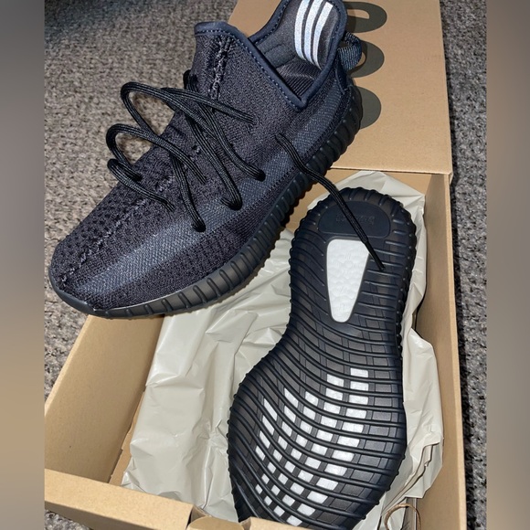 Onyx Yeezy boost 350 v2 Size:6.5mens - Picture 5 of 6